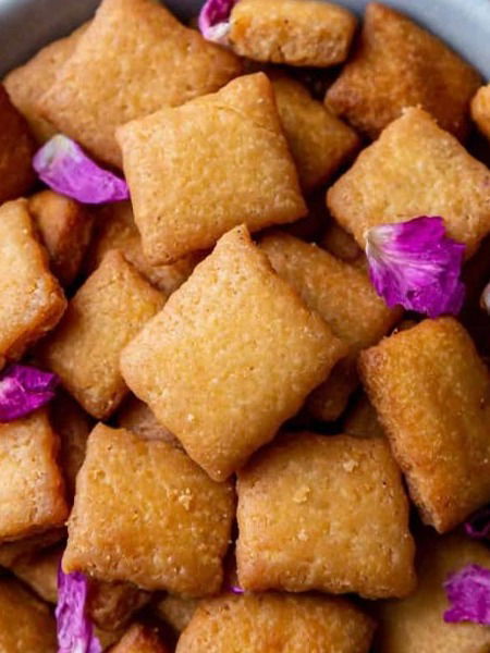 गोड शंकरपाळे खुसखशीत होण्यासाठी टिप्स - Marathi News | गोड शंकरपाळे खुसखशीत होण्यासाठी टिप्स | Latest Photos at Lokmat.com