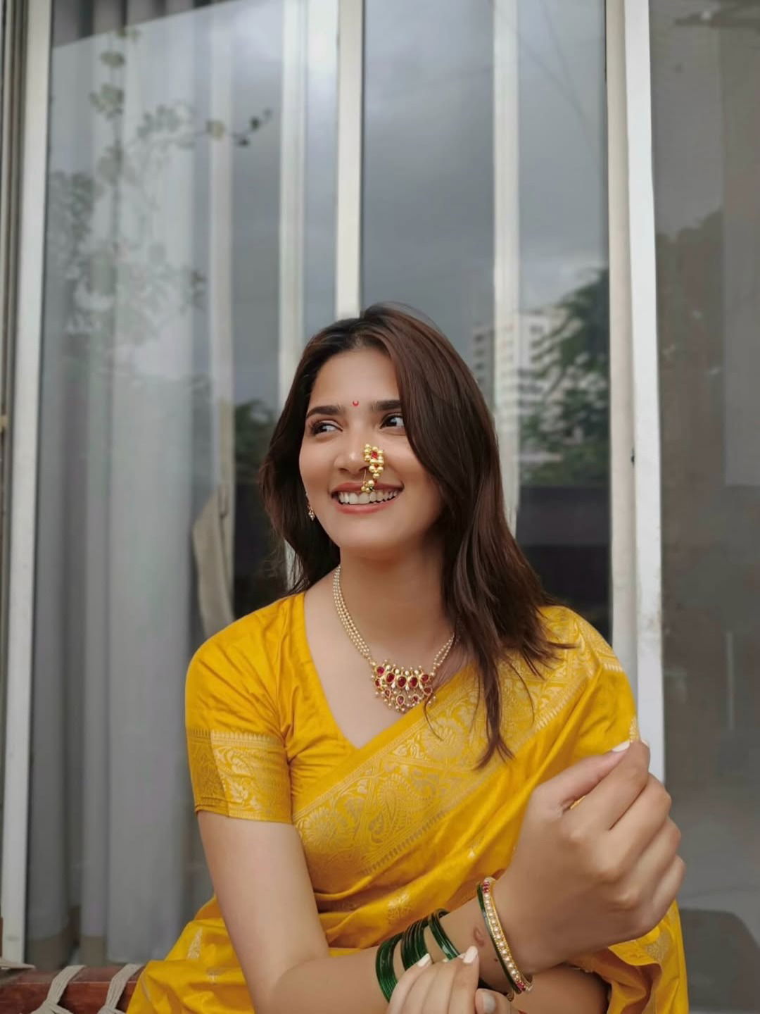 साडीत प्रचंड सुंदर दिसते अभिनेत्री सायली पाटील - Marathi News | साडीत प्रचंड सुंदर दिसते अभिनेत्री सायली पाटील | Latest Photos at Lokmat.com