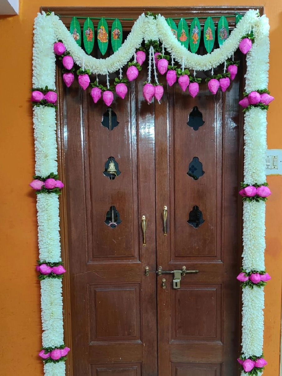 सणासुदीला दाराला तोरणच का बांधतात? तर.. - Marathi News | सणासुदीला दाराला तोरणच का बांधतात? तर.. | Latest Photos at Lokmat.com