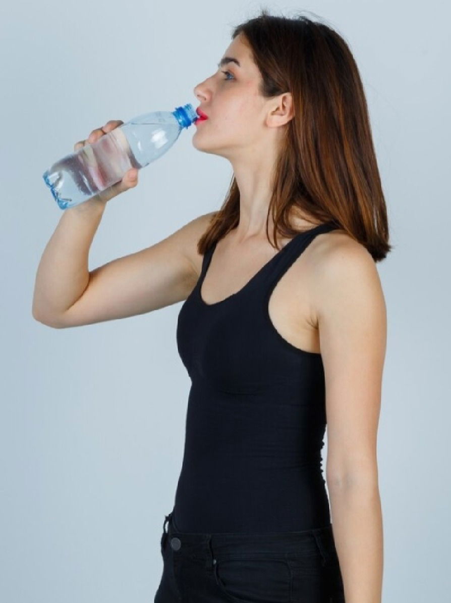 थांबा! उभं राहून पाणी पिताय? होतील 'हे' दुष्परिणाम - Marathi News | थांबा! उभं राहून पाणी पिताय? होतील 'हे' दुष्परिणाम | Latest Photos at Lokmat.com