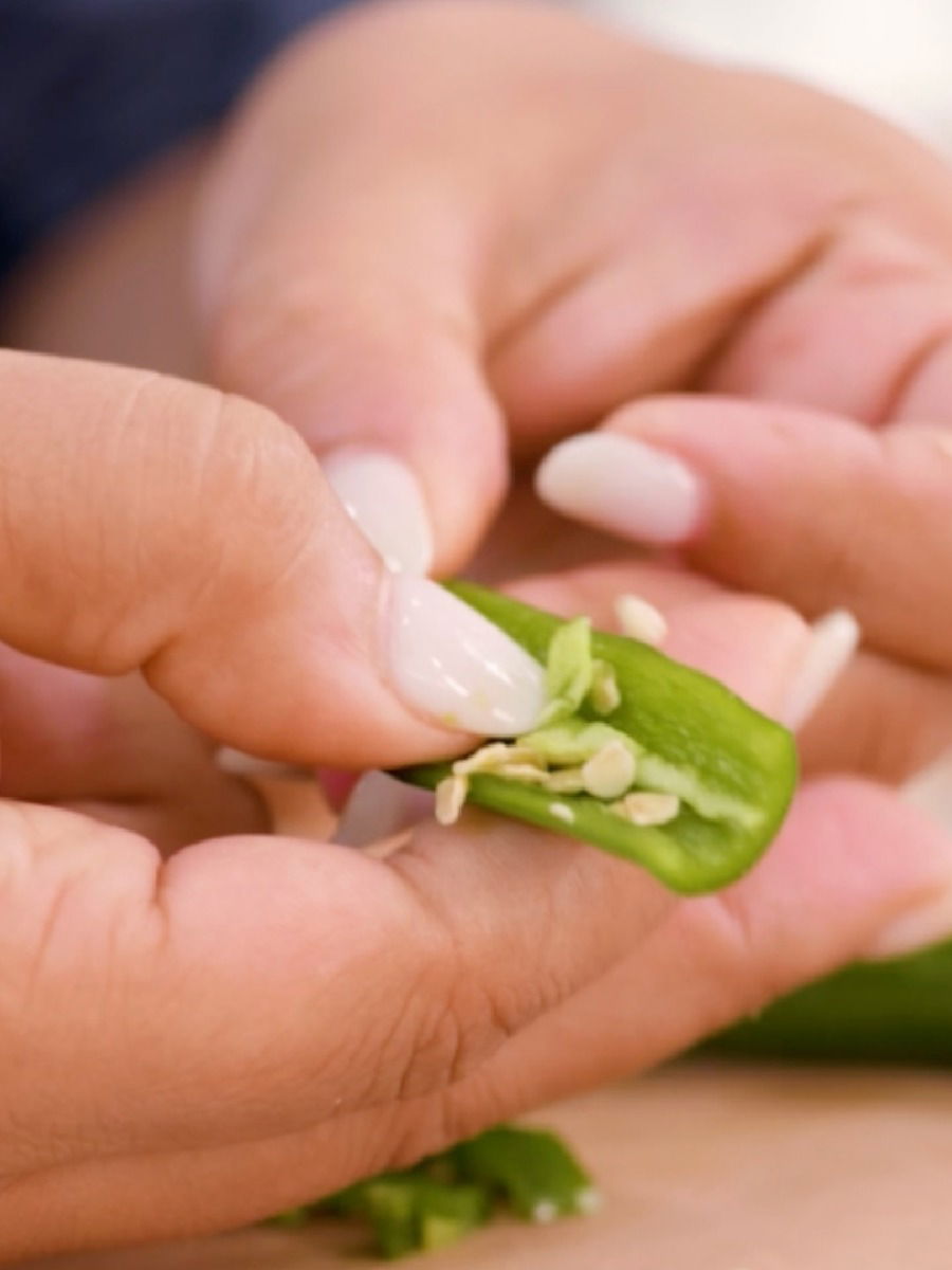 मिरची कापल्यानंतर होतीये हातांची जळजळ? करा हे उपाय - Marathi News | मिरची कापल्यानंतर होतीये हातांची जळजळ? करा हे उपाय | Latest Photos at Lokmat.com