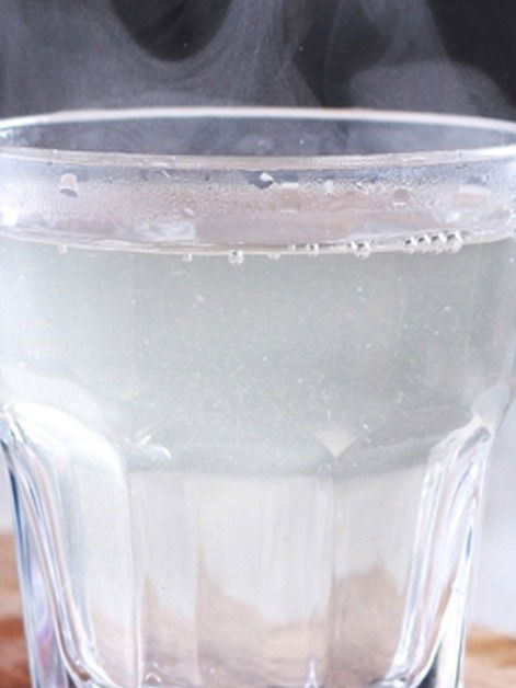 रिकाम्या पोटी कोमट पाणी पिण्याचे फायदे - Marathi News | रिकाम्या पोटी कोमट पाणी पिण्याचे फायदे | Latest Photos at Lokmat.com