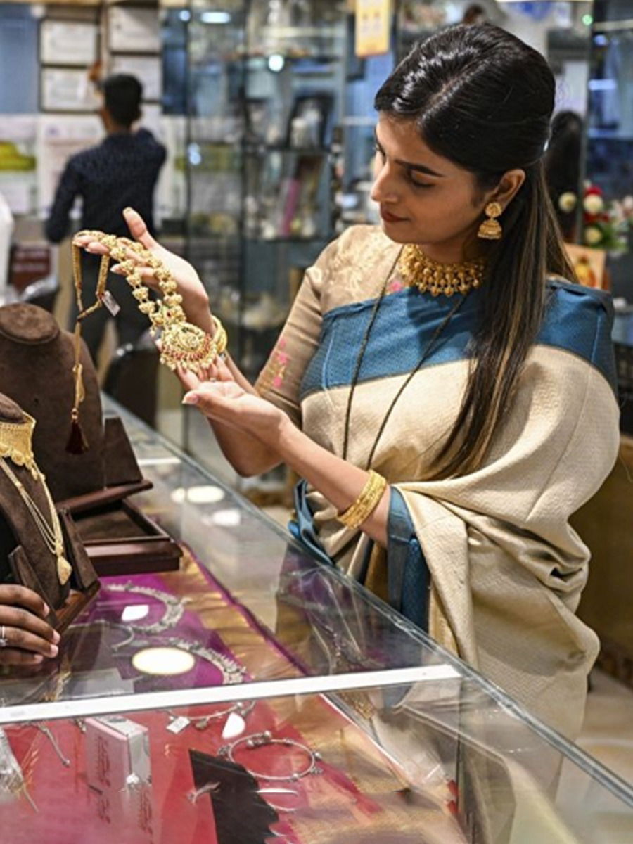 एका दिवसात चांदी ₹२,३०० वधारली, Gold चे नवे रेट काय? - Marathi News | एका दिवसात चांदी ₹२,३०० वधारली, Gold चे नवे रेट काय? | Latest Photos at Lokmat.com