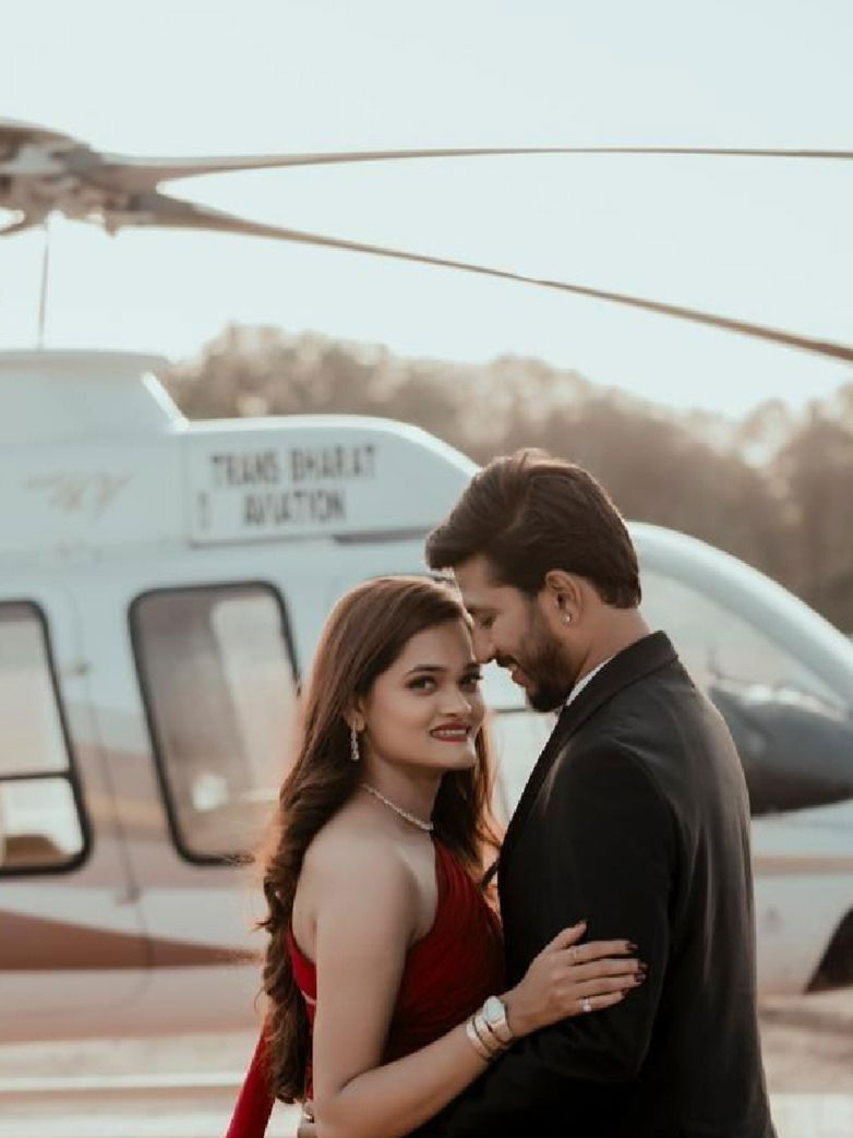 लग्नाच्या वरातीसाठी हेलिकॉप्टर बूक करायला किती खर्च येतो? - Marathi News | लग्नाच्या वरातीसाठी हेलिकॉप्टर बूक करायला किती खर्च येतो? | Latest Photos at Lokmat.com