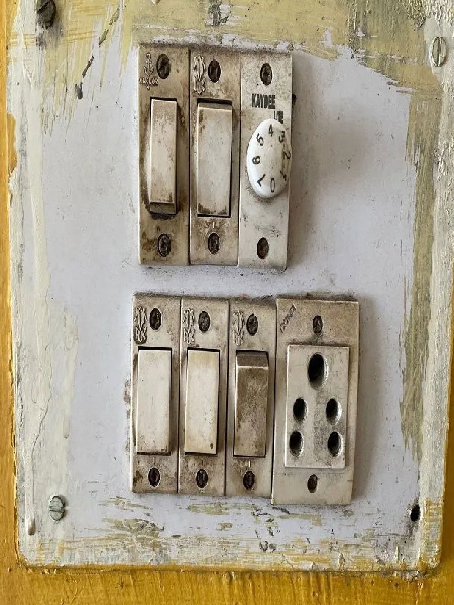 स्वीच बोर्डवरील काळे डाग करा मिनिटात दूर - Marathi News | स्वीच बोर्डवरील काळे डाग करा मिनिटात दूर | Latest Photos at Lokmat.com