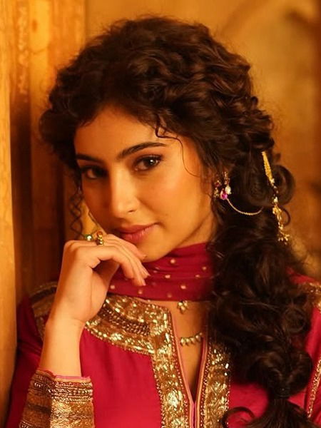 सारा अर्जुनच्या लूकवर खिळल्या चाहत्यांच्या नजरा!