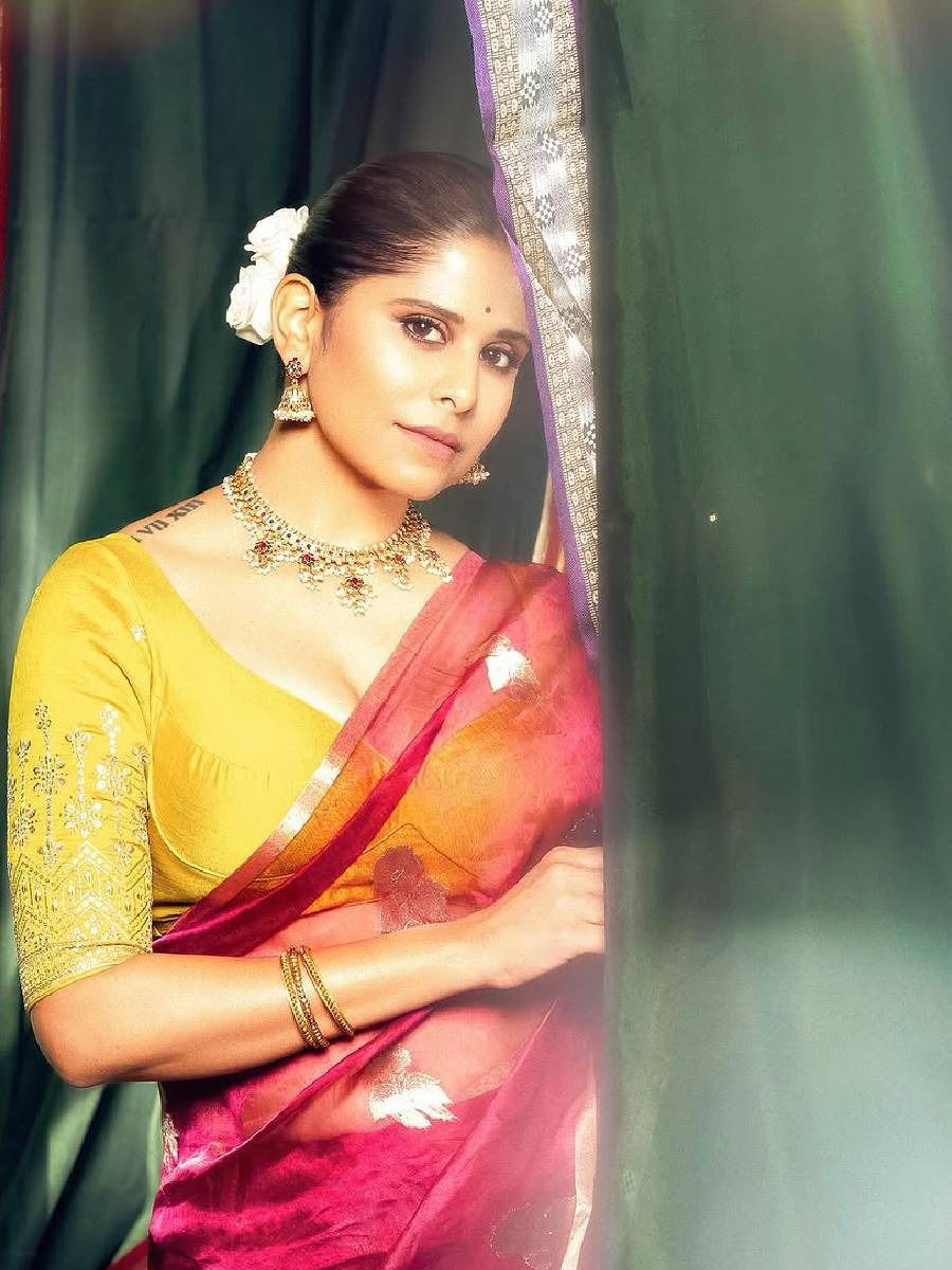 Diwali: बोल्ड सईचा साडीत पारंपरिक लूक - Marathi News | Diwali: बोल्ड सईचा साडीत पारंपरिक लूक | Latest Photos at Lokmat.com