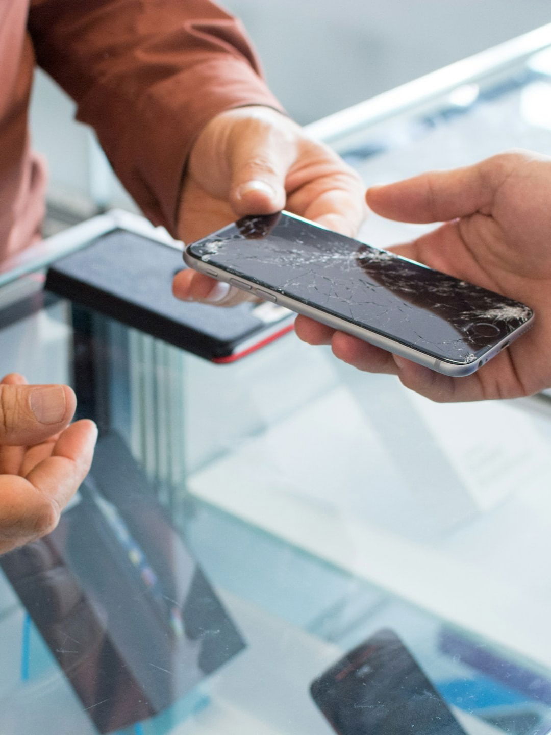 फोन दुरुस्तीला देताना 'या' गोष्टी विसरू नका! - Marathi News | फोन दुरुस्तीला देताना 'या' गोष्टी विसरू नका! | Latest Photos at Lokmat.com