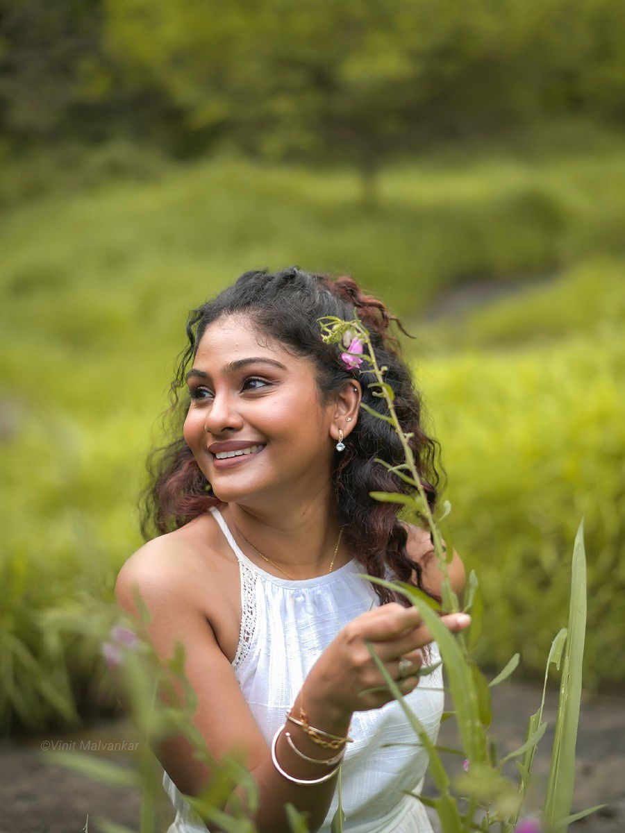 हिरव्या मखमालीवर बागडताना दिसली फुलराणी