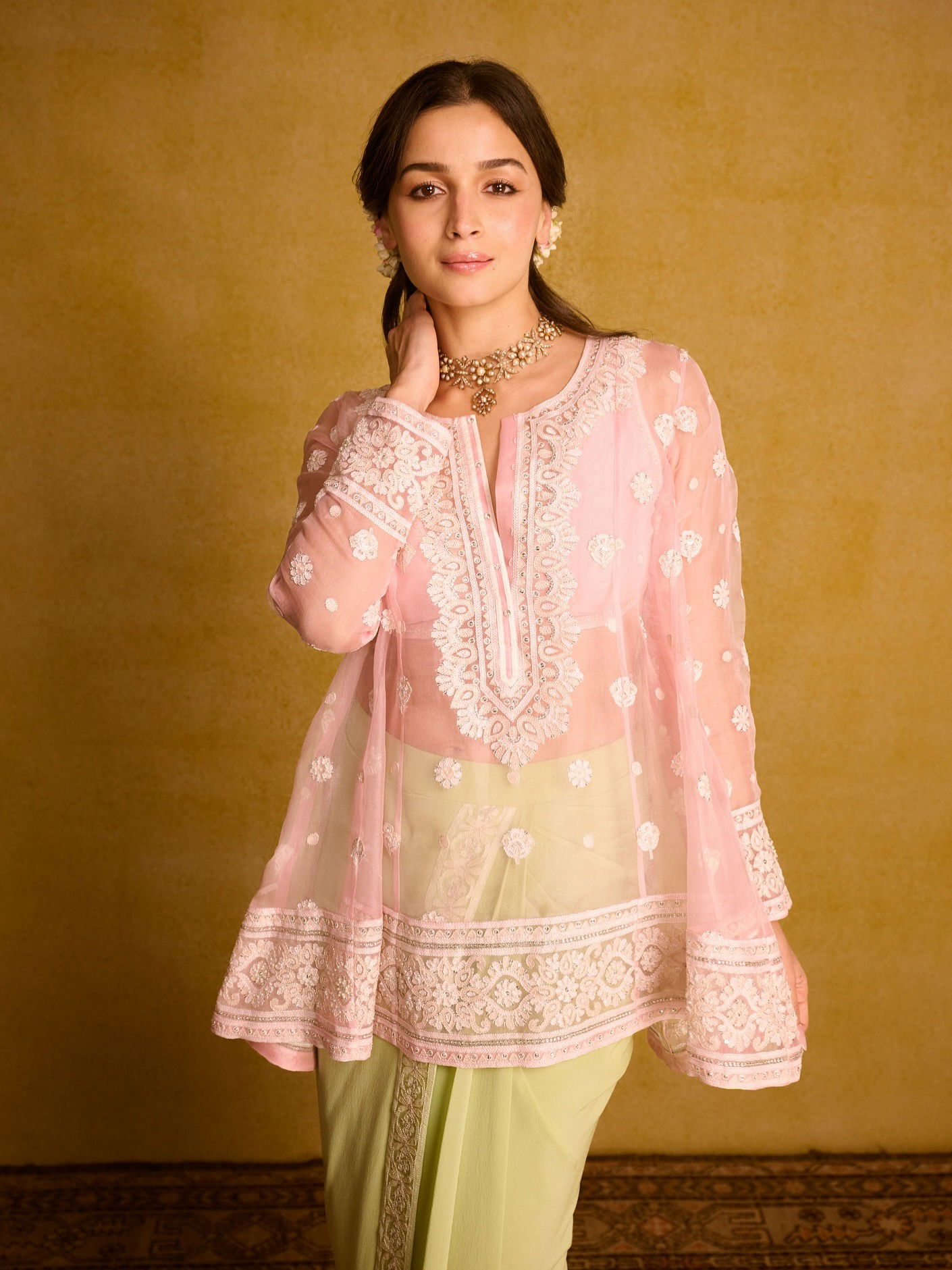 दिवाळीसाठी आलिया भटचा फ्यूजन लूक - Marathi News | दिवाळीसाठी आलिया भटचा फ्यूजन लूक | Latest Photos at Lokmat.com