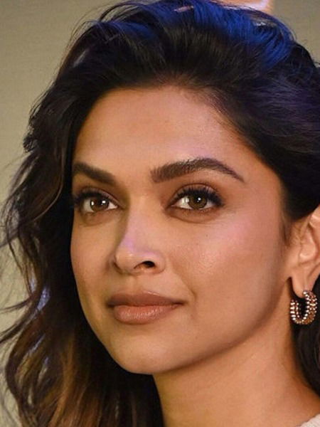 दीपिकाप्रमाणेच 'या' सेलिब्रिटींनाही झाला होता डिप्रेशनचा त्रास - Marathi News | दीपिकाप्रमाणेच 'या' सेलिब्रिटींनाही झाला होता डिप्रेशनचा त्रास | Latest Photos at Lokmat.com