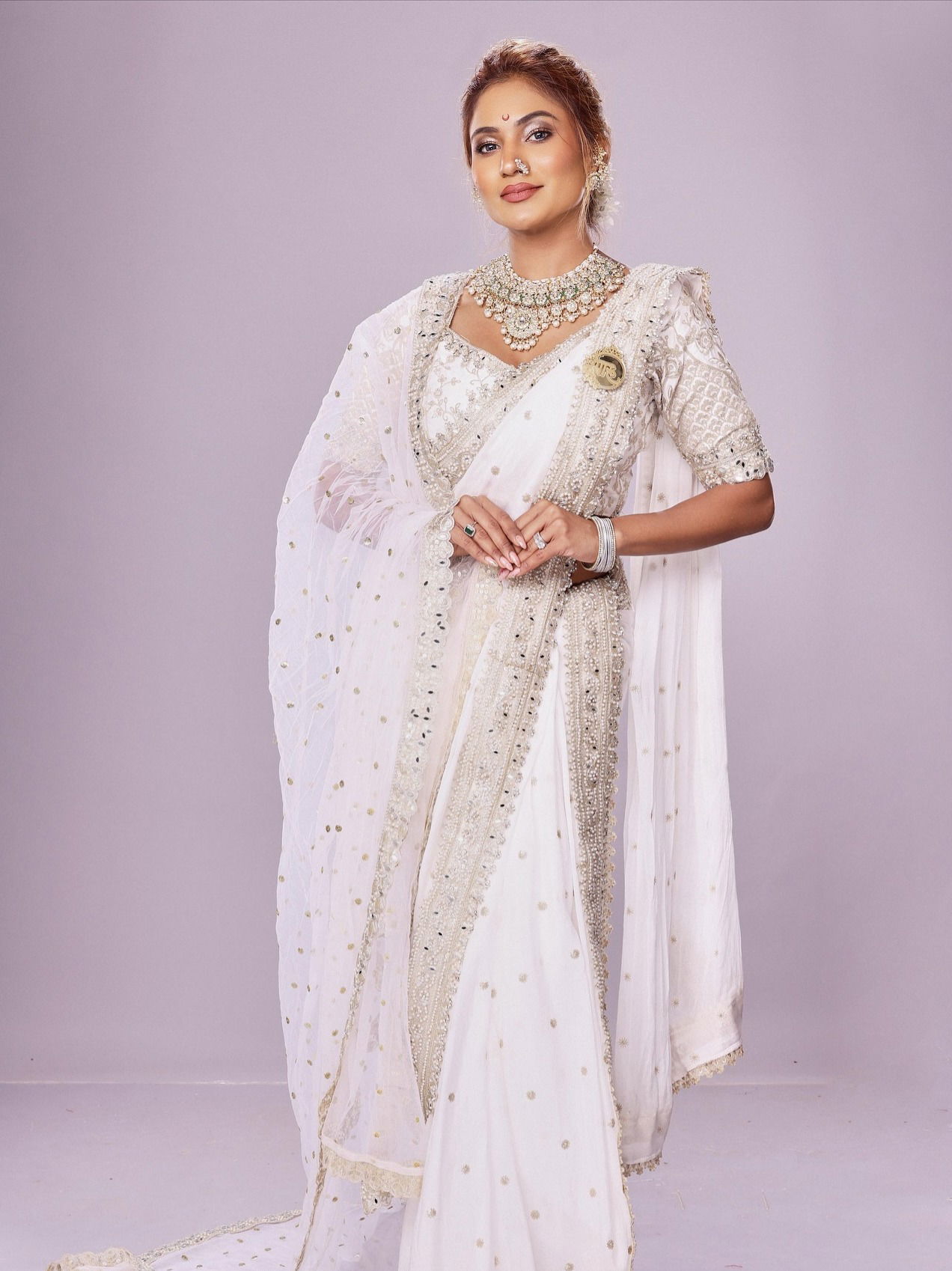 पारंपरिक पांढऱ्या साडीत पूर्वा सजली पारंपरिक पांढऱ्या साडीत पूर्वा सजली