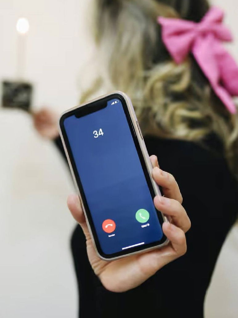 फोन कॉलिंग स्क्रीन अचानक बदलल्या? काय झाले बदल - Marathi News | फोन कॉलिंग स्क्रीन अचानक बदलल्या? काय झाले बदल | Latest Photos at Lokmat.com