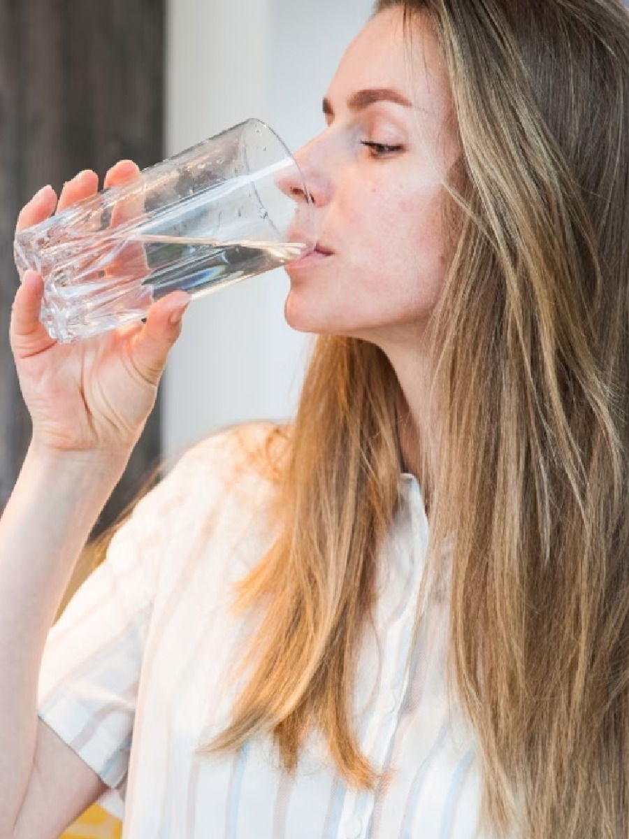 सकाळी रिकाम्यापोटी प्या पाणी अन् पाहा त्याचे चमत्कारीक फायदे - Marathi News | सकाळी रिकाम्यापोटी प्या पाणी अन् पाहा त्याचे चमत्कारीक फायदे | Latest Photos at Lokmat.com