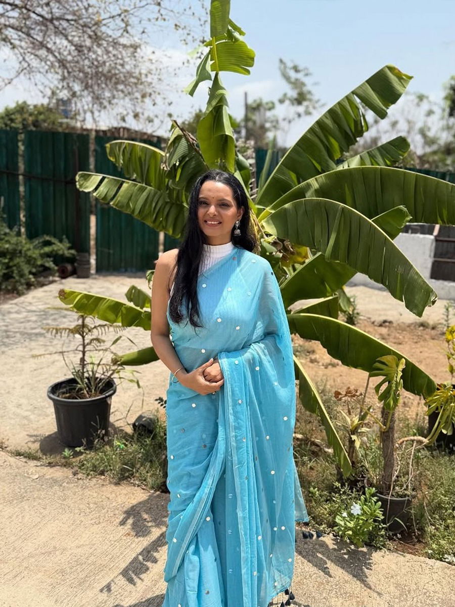 निळ्या साडीतील खुशबू तावडेचे फोटो चर्चेत - Marathi News | निळ्या साडीतील खुशबू तावडेचे फोटो चर्चेत | Latest Photos at Lokmat.com