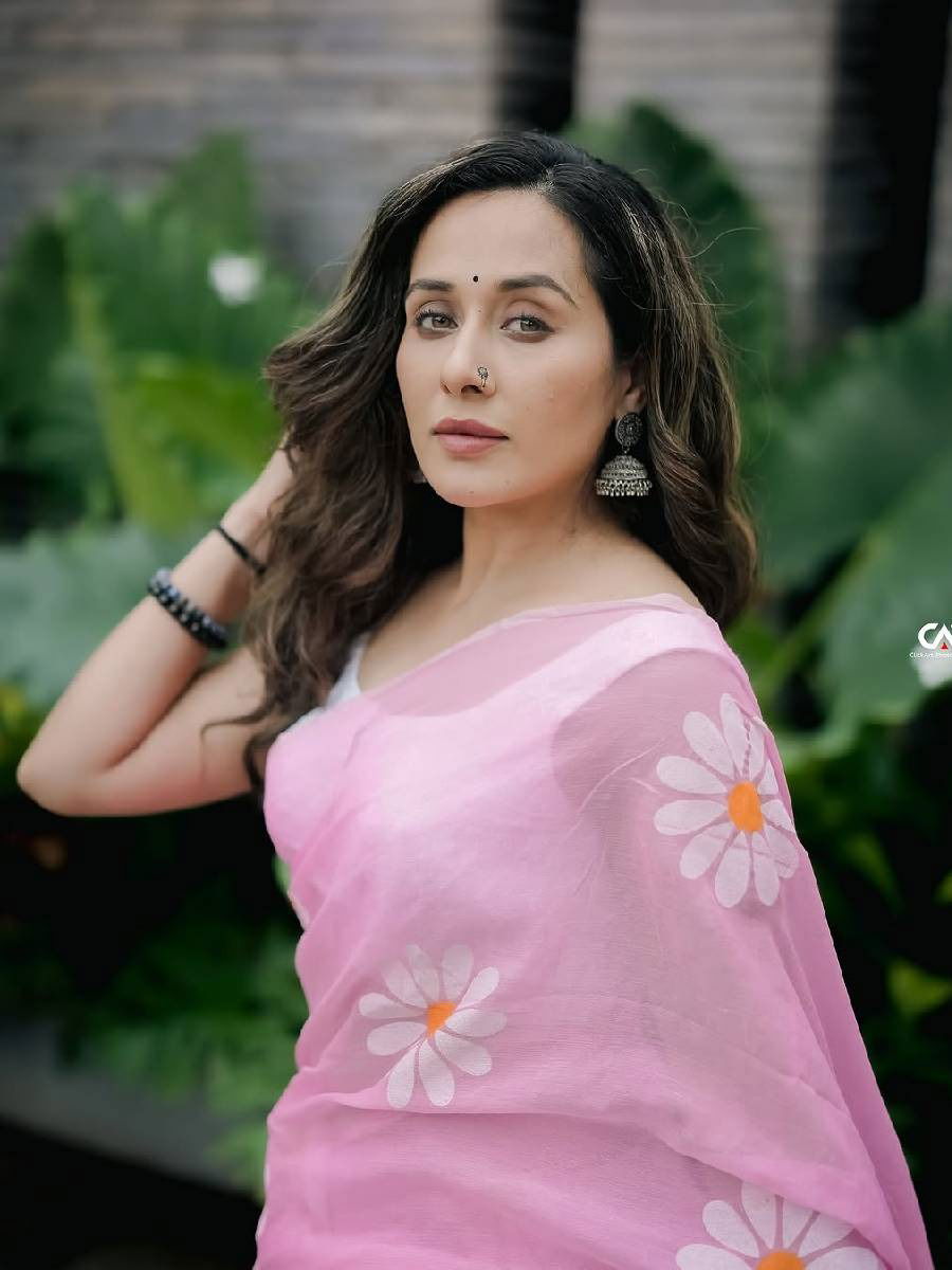 गुलाबी साडीत किती सुंदर दिसतेय तेजस्विनी - Marathi News | गुलाबी साडीत किती सुंदर दिसतेय तेजस्विनी | Latest Photos at Lokmat.com