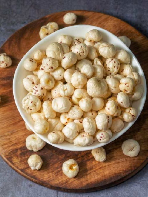 मखाना खाण्याची योग्य वेळ कोणती? - Marathi News | मखाना खाण्याची योग्य वेळ कोणती? | Latest Photos at Lokmat.com