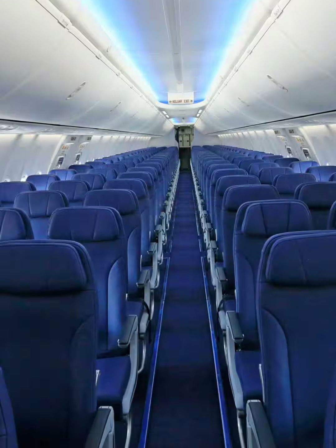 विमानातील सीट्स निळ्या रंगाच्याच का असतात? - Marathi News | विमानातील सीट्स निळ्या रंगाच्याच का असतात? | Latest Photos at Lokmat.com