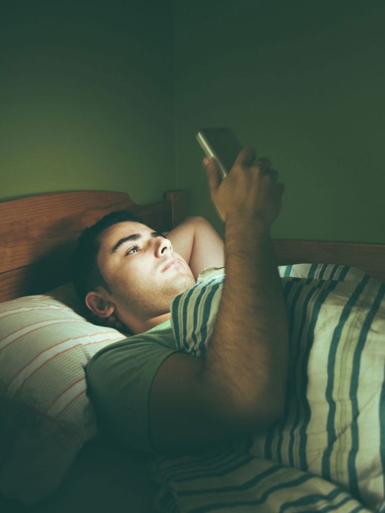 फोन जवळ ठेवून झोपता का? मग सावधान! - Marathi News | फोन जवळ ठेवून झोपता का? मग सावधान! | Latest Photos at Lokmat.com