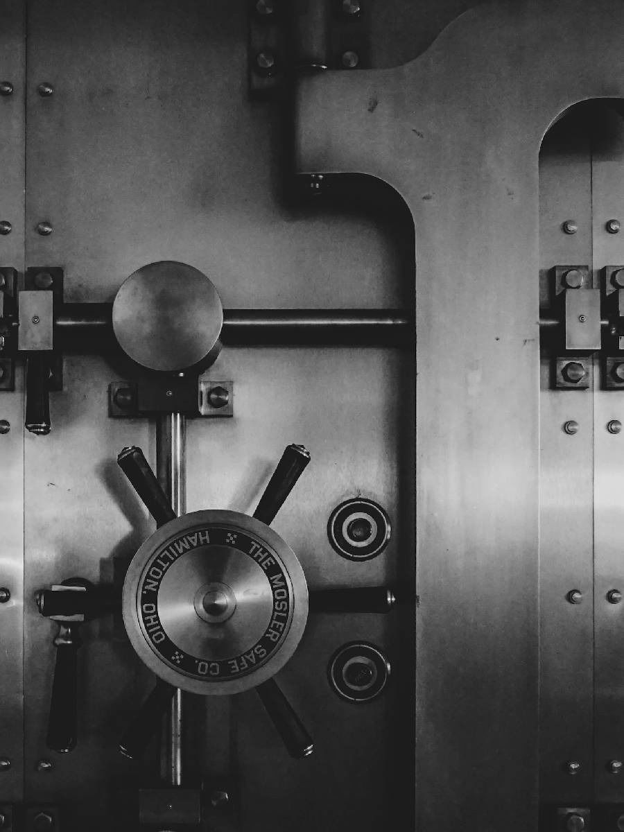 घरात तिजोरी ठेवण्यासाठी योग्य जागा कोणती? - Marathi News | घरात तिजोरी ठेवण्यासाठी योग्य जागा कोणती? | Latest Photos at Lokmat.com