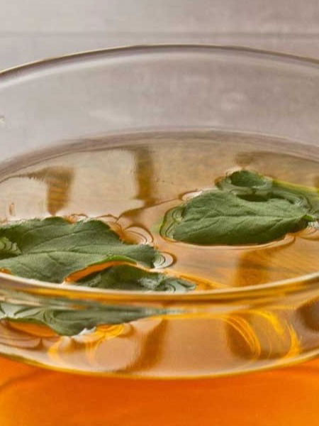 हिवाळ्यात चहामध्ये तुळशीची पाने घालण्याने काय फायदा होतो ? - Marathi News | हिवाळ्यात चहामध्ये तुळशीची पाने घालण्याने काय फायदा होतो ? | Latest Photos at Lokmat.com