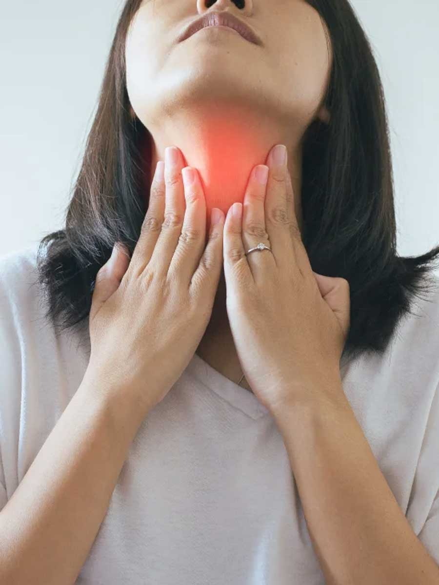 घसा खवखवतोय? करा ५ सोपे घरगुती उपाय - Marathi News | घसा खवखवतोय? करा ५ सोपे घरगुती उपाय | Latest Photos at Lokmat.com