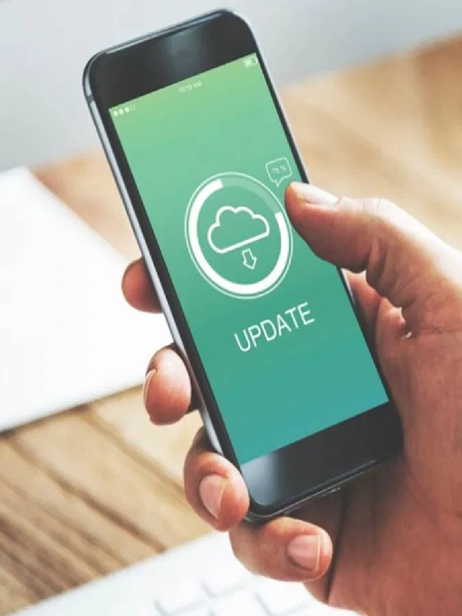 मोबाईल वेळेत अपडेट करत नाही? होईल तोटा - Marathi News | मोबाईल वेळेत अपडेट करत नाही? होईल तोटा | Latest Photos at Lokmat.com