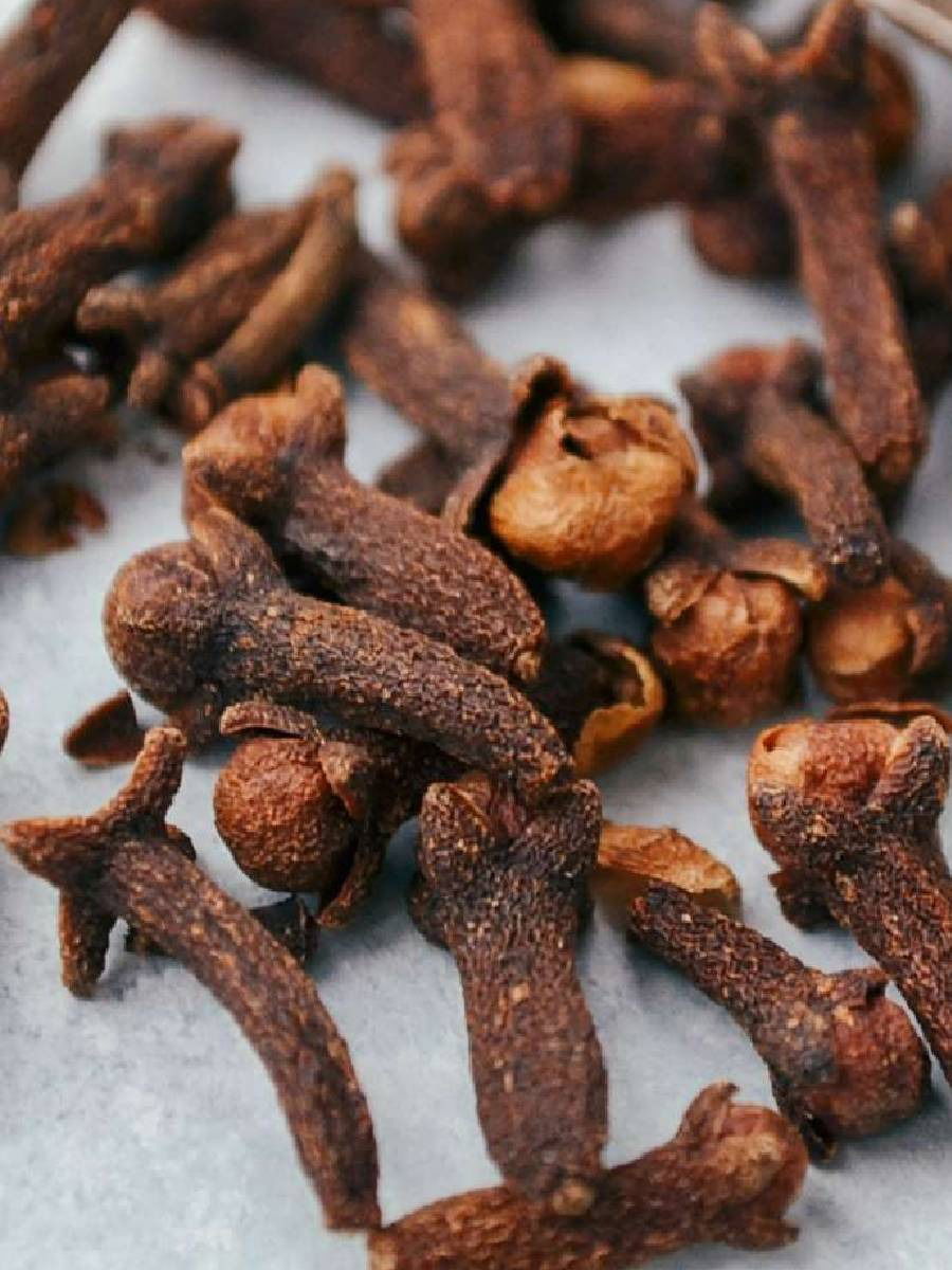 लवंगाचे पाणी प्यायल्याने या समस्या दूर राहतात - Marathi News | लवंगाचे पाणी प्यायल्याने या समस्या दूर राहतात | Latest Photos at Lokmat.com