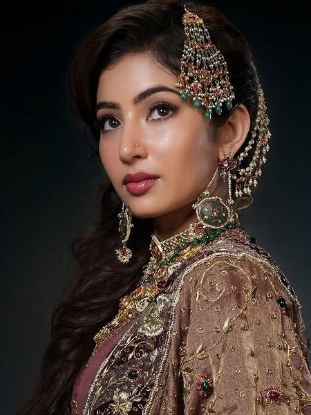 Sara Arjun: तू हुस्न की रानी है...!