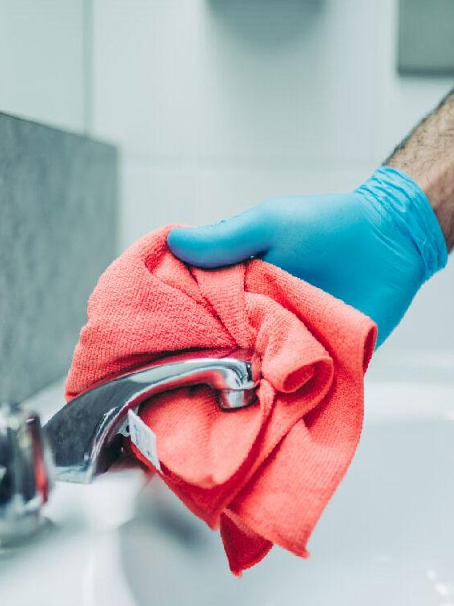 बाथरुममधील नळांवर पांढरे डाग पडलेत? 'या' उपायामुळे जुन्यातले जुने डागही होतील गायब - Marathi News | बाथरुममधील नळांवर पांढरे डाग पडलेत? 'या' उपायामुळे जुन्यातले जुने डागही होतील गायब | Latest Photos at Lokmat.com