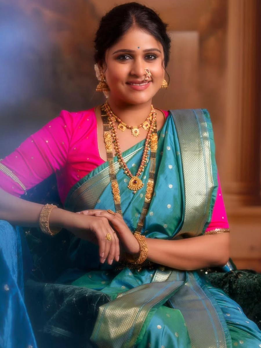 मोरपंखी रंगात सजली अभिनेत्री - Marathi News | मोरपंखी रंगात सजली अभिनेत्री | Latest Photos at Lokmat.com