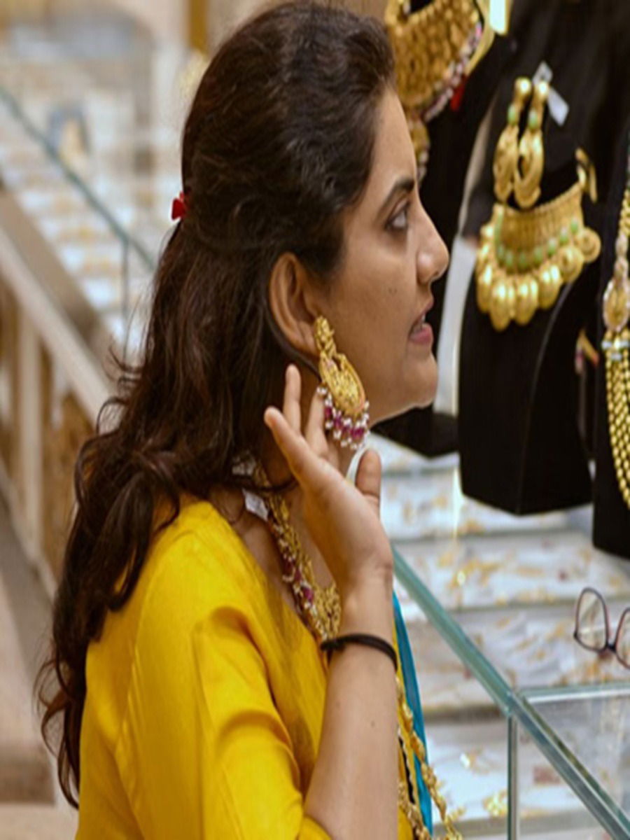 १० दिवसांत चांदी ₹३०,३५०, तर ७ दिवसांत सोनं ₹८,४५५ नं स्वस्त - Marathi News | १० दिवसांत चांदी ₹३०,३५०, तर ७ दिवसांत सोनं ₹८,४५५ नं स्वस्त | Latest Photos at Lokmat.com