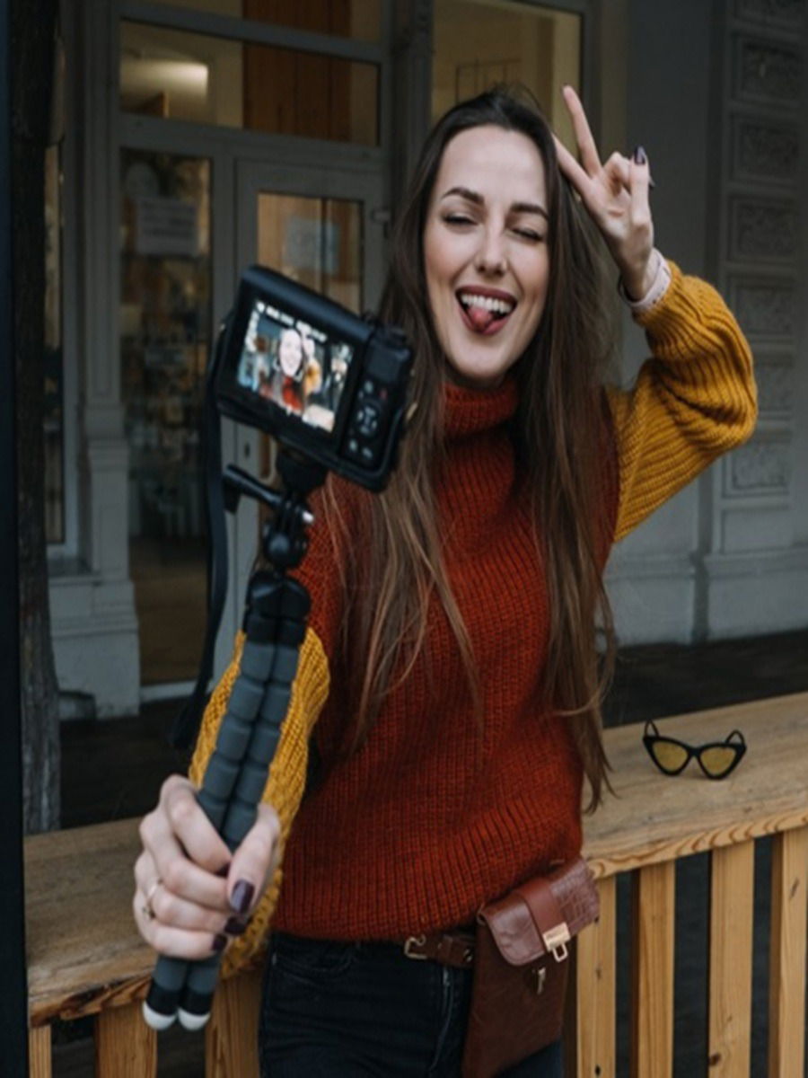 व्हिडीओ बनवा, बक्कळ पैसे कमवा - Marathi News | व्हिडीओ बनवा, बक्कळ पैसे कमवा | Latest Photos at Lokmat.com