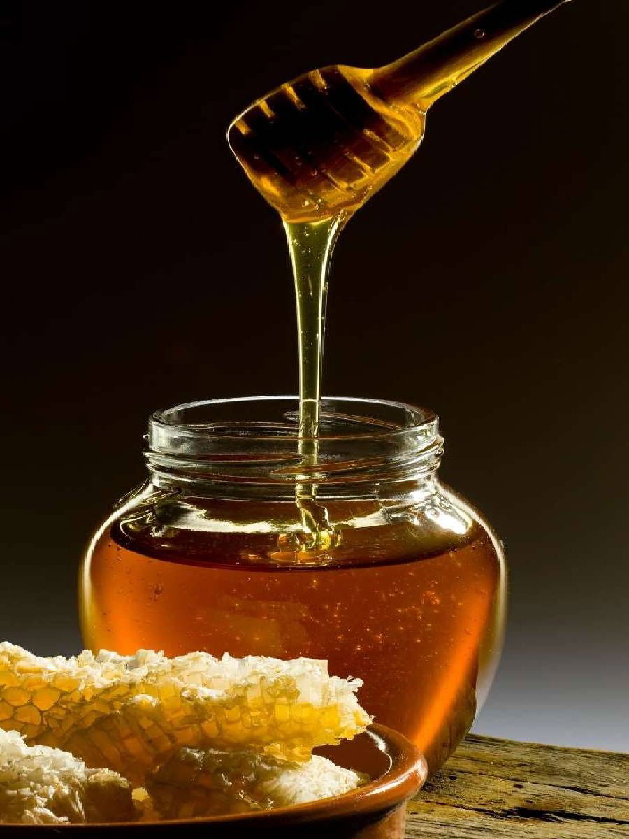 मधात बुडवलेला लसूण खाल्ल्यास काय होते? - Marathi News | मधात बुडवलेला लसूण खाल्ल्यास काय होते? | Latest Photos at Lokmat.com