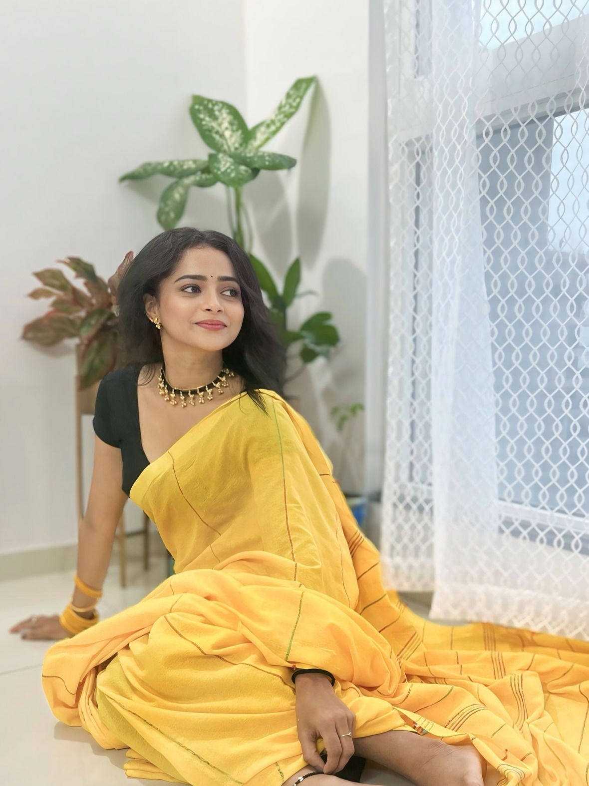 सोनचाफ्याच्या रंगाची साडी अन् बहरलं सौंदर्य - Marathi News | सोनचाफ्याच्या रंगाची साडी अन् बहरलं सौंदर्य | Latest Photos at Lokmat.com