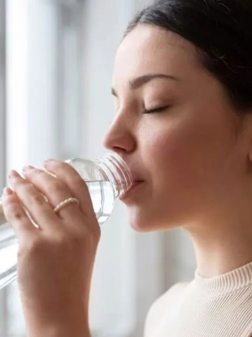 कोमट पाणी पिण्याचे फायदे अन् तोटे - Marathi News | कोमट पाणी पिण्याचे फायदे अन् तोटे | Latest Photos at Lokmat.com