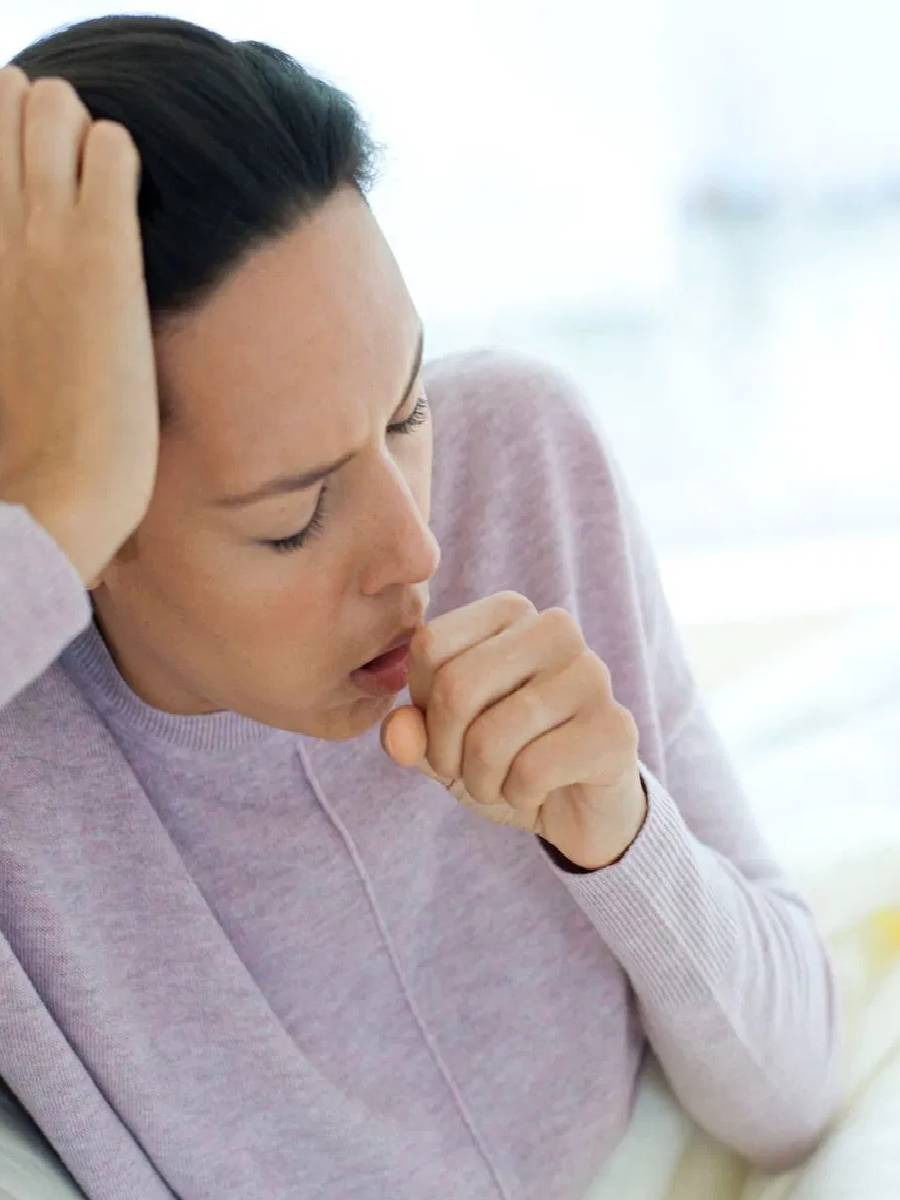 वारंवार खोकला येणे हे कोणत्या आजाराचे लक्षण आहे? - Marathi News | वारंवार खोकला येणे हे कोणत्या आजाराचे लक्षण आहे? | Latest Photos at Lokmat.com