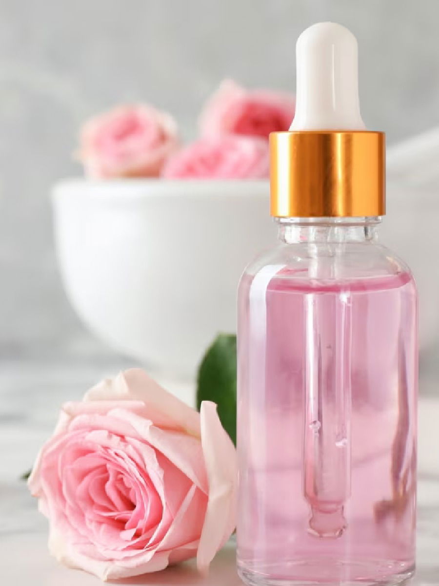 स्ट्रेस कमी करण्यासाठी वापरा गुलाब जल, Rose water चे आहेत असंख्य फायदे - Marathi News | स्ट्रेस कमी करण्यासाठी वापरा गुलाब जल, Rose water चे आहेत असंख्य फायदे | Latest Photos at Lokmat.com