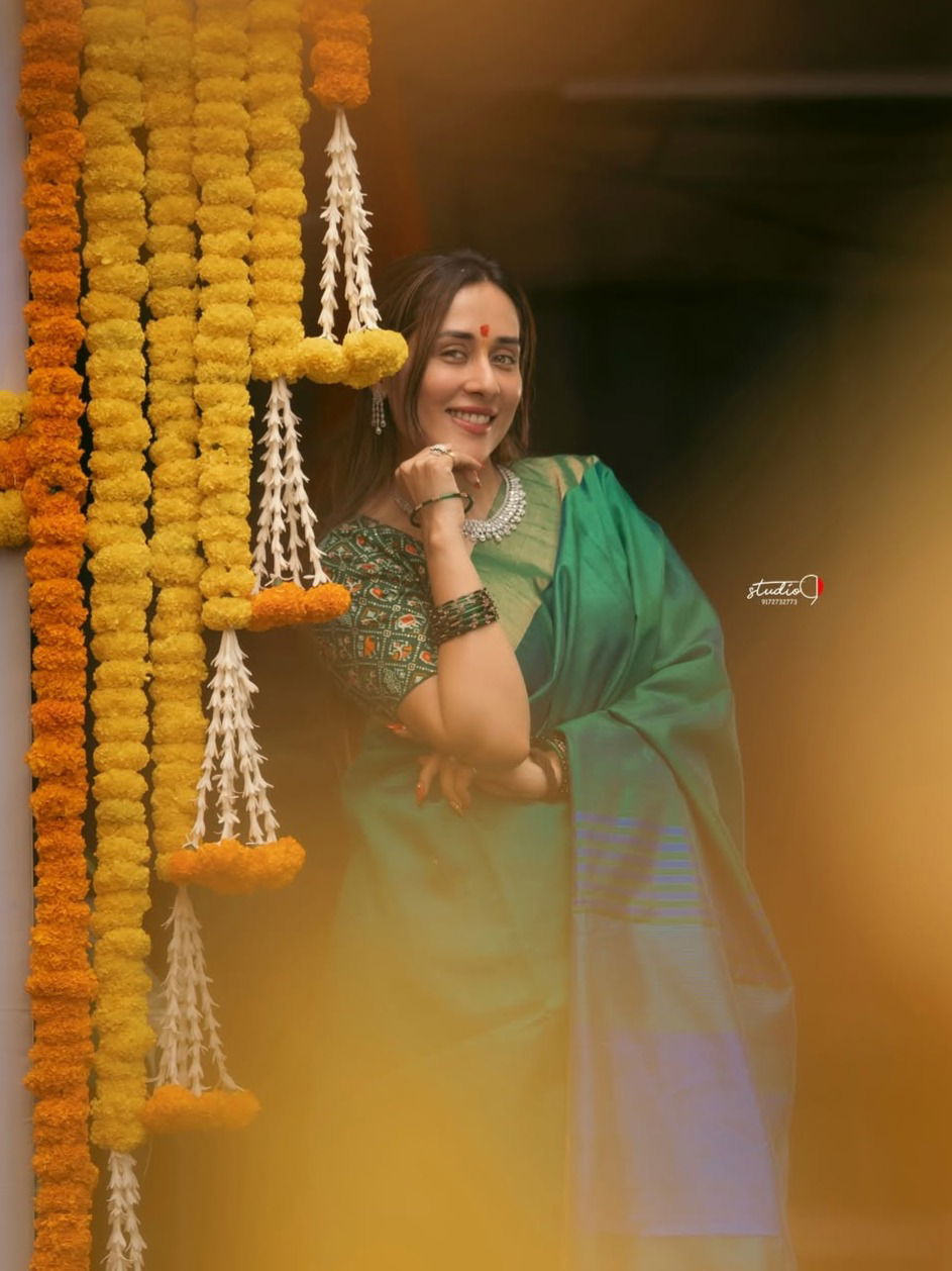 हिरव्या साडीत तेजस्विनीचा गोड अंदाज