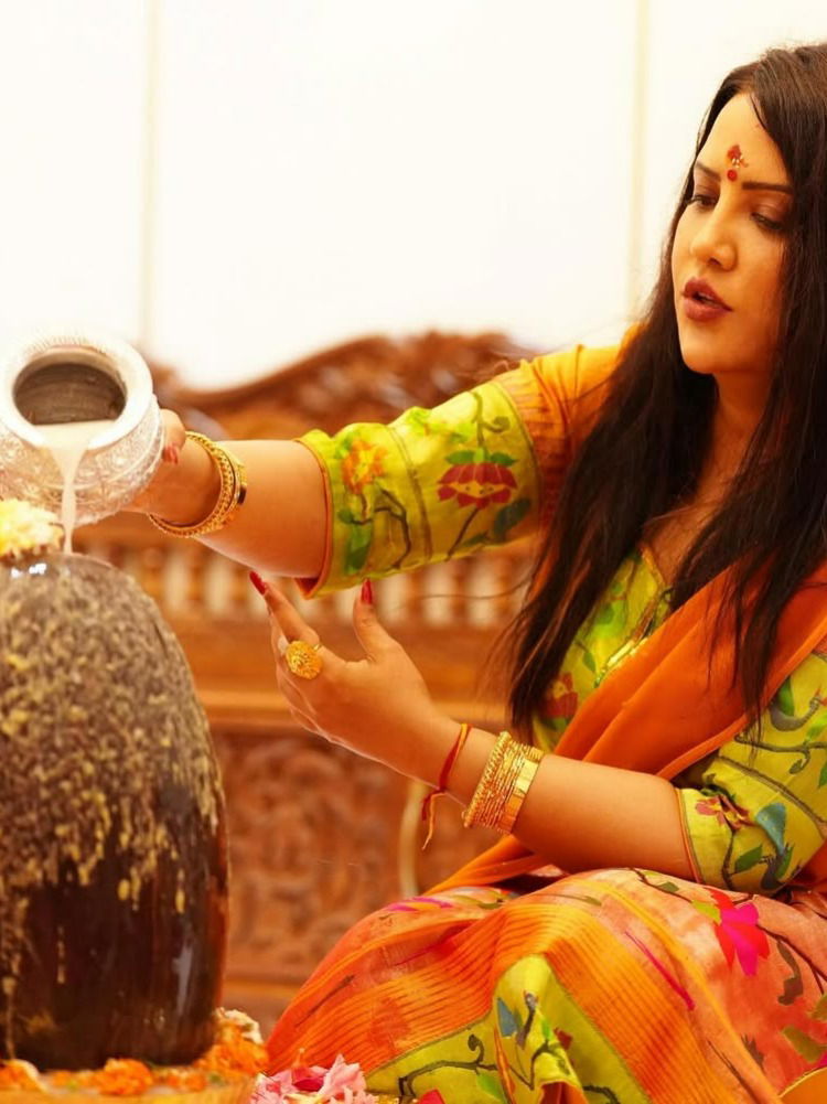 हर हर महादेव..!! महादेवाच्या भक्तीत तल्लीन झाल्या अमृता फडणवीस - Marathi News | हर हर महादेव..!! महादेवाच्या भक्तीत तल्लीन झाल्या अमृता फडणवीस | Latest Photos at Lokmat.com