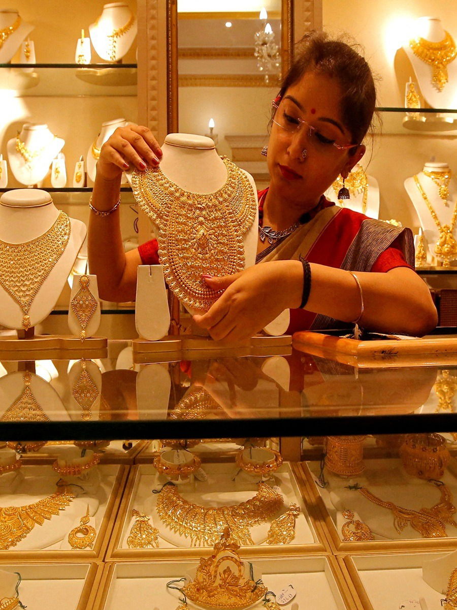 सोनं-चांदी झाली आणखीन स्वस्त; १० ग्रॅमसाठी किती खर्च करावा लागणार? - Marathi News | सोनं-चांदी झाली आणखीन स्वस्त; १० ग्रॅमसाठी किती खर्च करावा लागणार? | Latest Photos at Lokmat.com