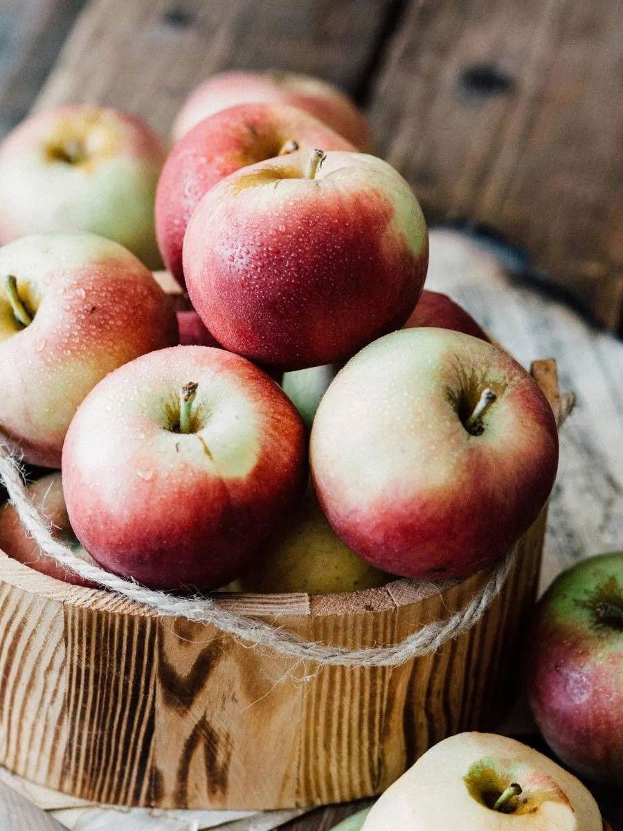 तुम्ही नकली सफरचंद खात आहात का? जाणून घ्या ओळखण्याची सोपी ट्रिक - Marathi News | तुम्ही नकली सफरचंद खात आहात का? जाणून घ्या ओळखण्याची सोपी ट्रिक | Latest Photos at Lokmat.com