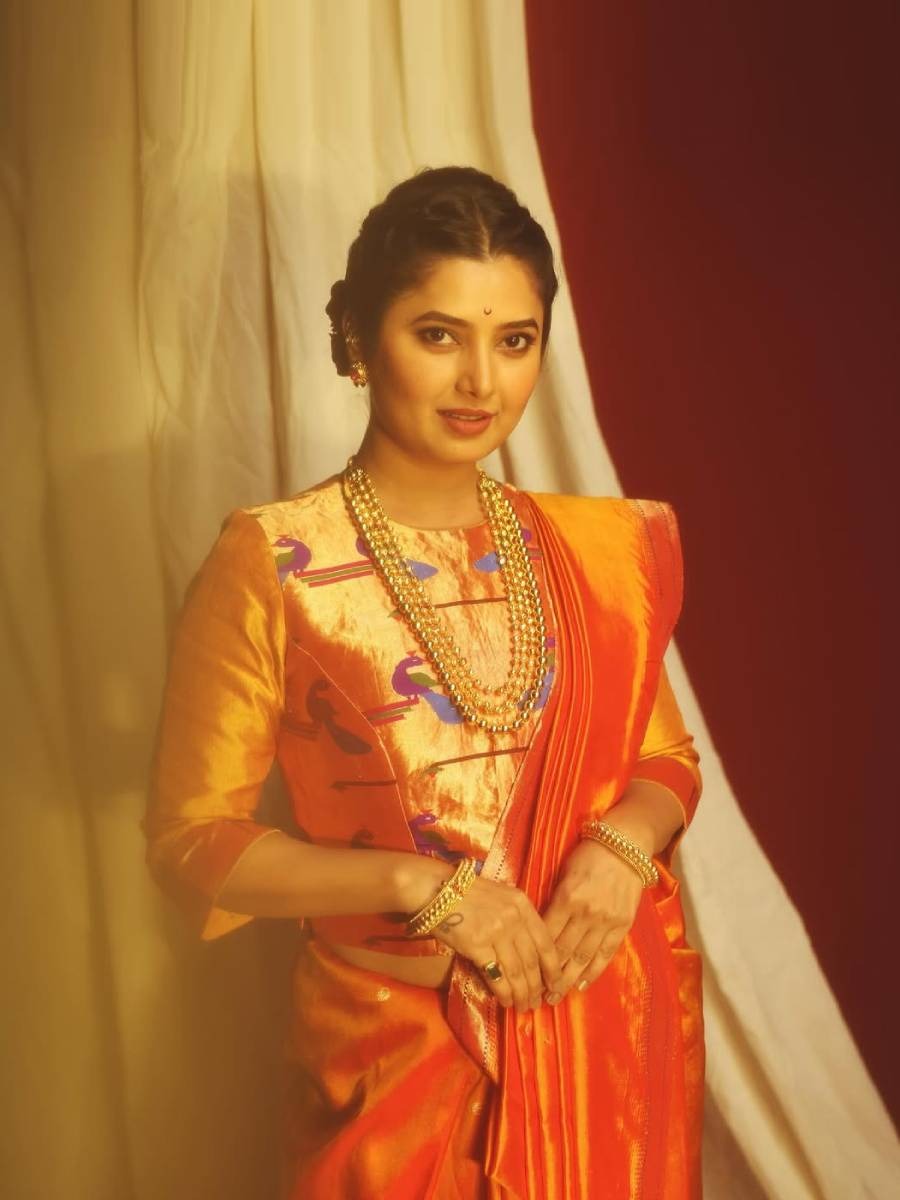 प्राजक्ता माळीची 'पैठणी' फॅशन! - Marathi News | प्राजक्ता माळीची 'पैठणी' फॅशन! | Latest Photos at Lokmat.com