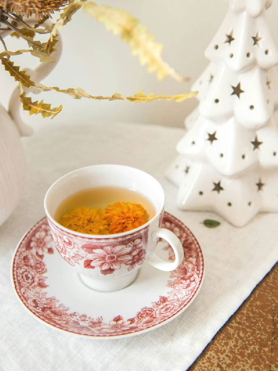 झेंडूच्या फुलांचा चहा पिण्याचे फायदे - Marathi News | झेंडूच्या फुलांचा चहा पिण्याचे फायदे | Latest Photos at Lokmat.com