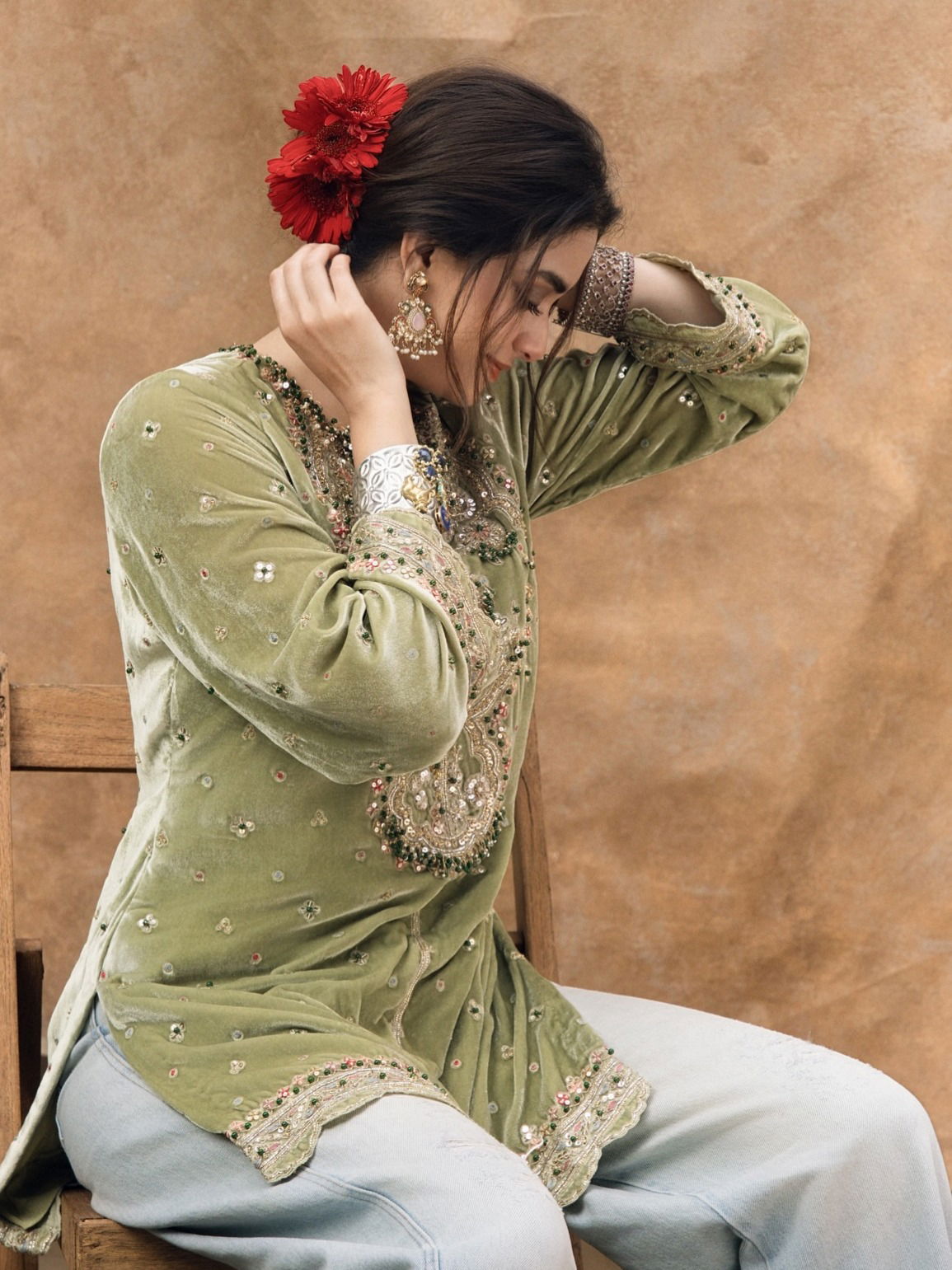 गालावर खळी अन् गुलाबाची कळी