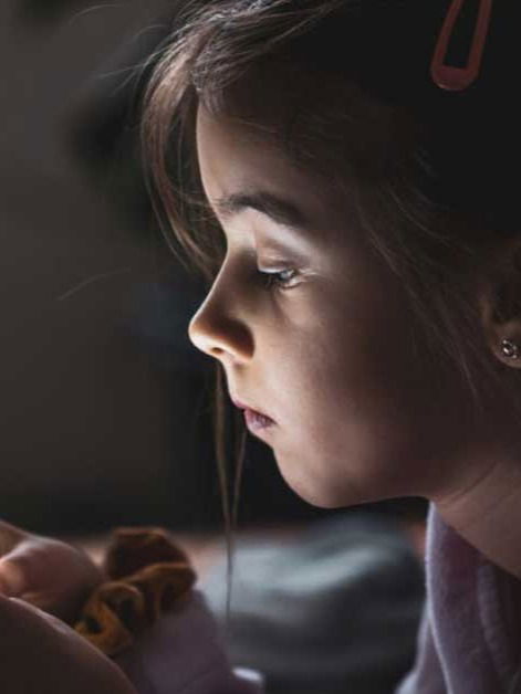 मुलांचा स्क्रीन टाइम वाढला? पालकांनी करा 'हे' काम - Marathi News | मुलांचा स्क्रीन टाइम वाढला? पालकांनी करा 'हे' काम | Latest Photos at Lokmat.com