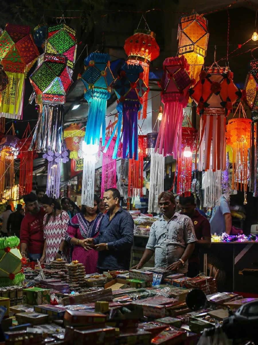 दिवाळीच्या खरेदीसाठी मुंबईतील बेस्ट मार्केट, स्वस्त दरात करा शॉपिंग - Marathi News | दिवाळीच्या खरेदीसाठी मुंबईतील बेस्ट मार्केट, स्वस्त दरात करा शॉपिंग | Latest Photos at Lokmat.com