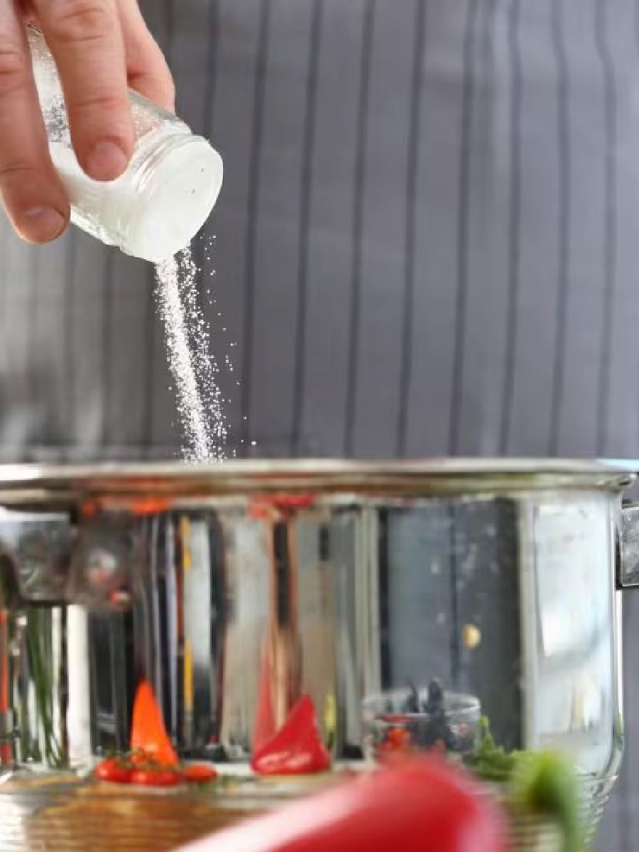 भाजी, आमटी खारट झाली? मग या ट्रीक्स वापरुन कमी करा अतिरिक्त मीठ - Marathi News | भाजी, आमटी खारट झाली? मग या ट्रीक्स वापरुन कमी करा अतिरिक्त मीठ | Latest Photos at Lokmat.com