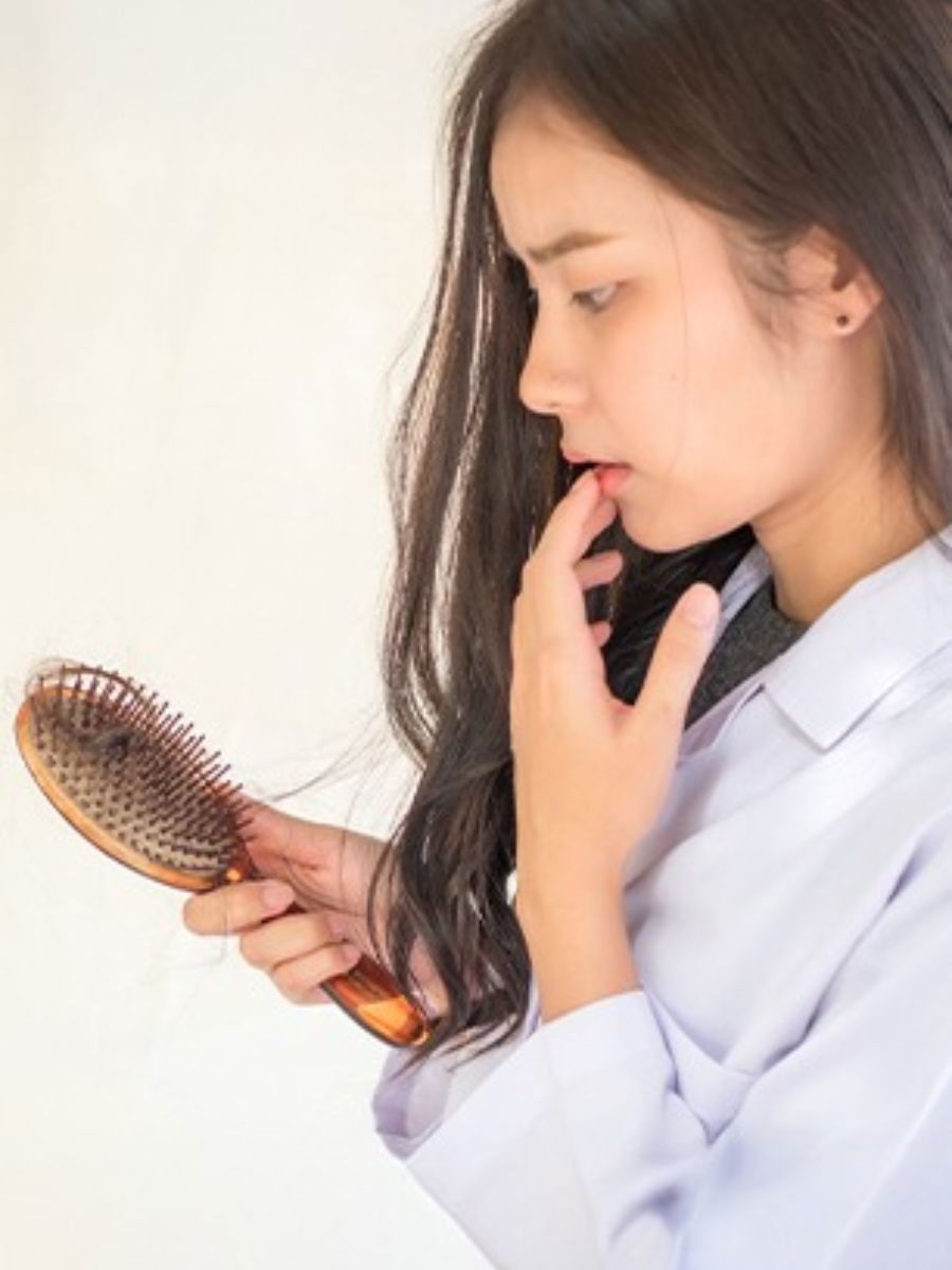 दिवसातून किती वेळा केस विंचरणं योग्य? - Marathi News | दिवसातून किती वेळा केस विंचरणं योग्य? | Latest Photos at Lokmat.com दिवसातून किती वेळा केस विंचरणं योग्य? - Marathi News | दिवसातून किती वेळा केस विंचरणं योग्य? | Latest Photos at Lokmat.com