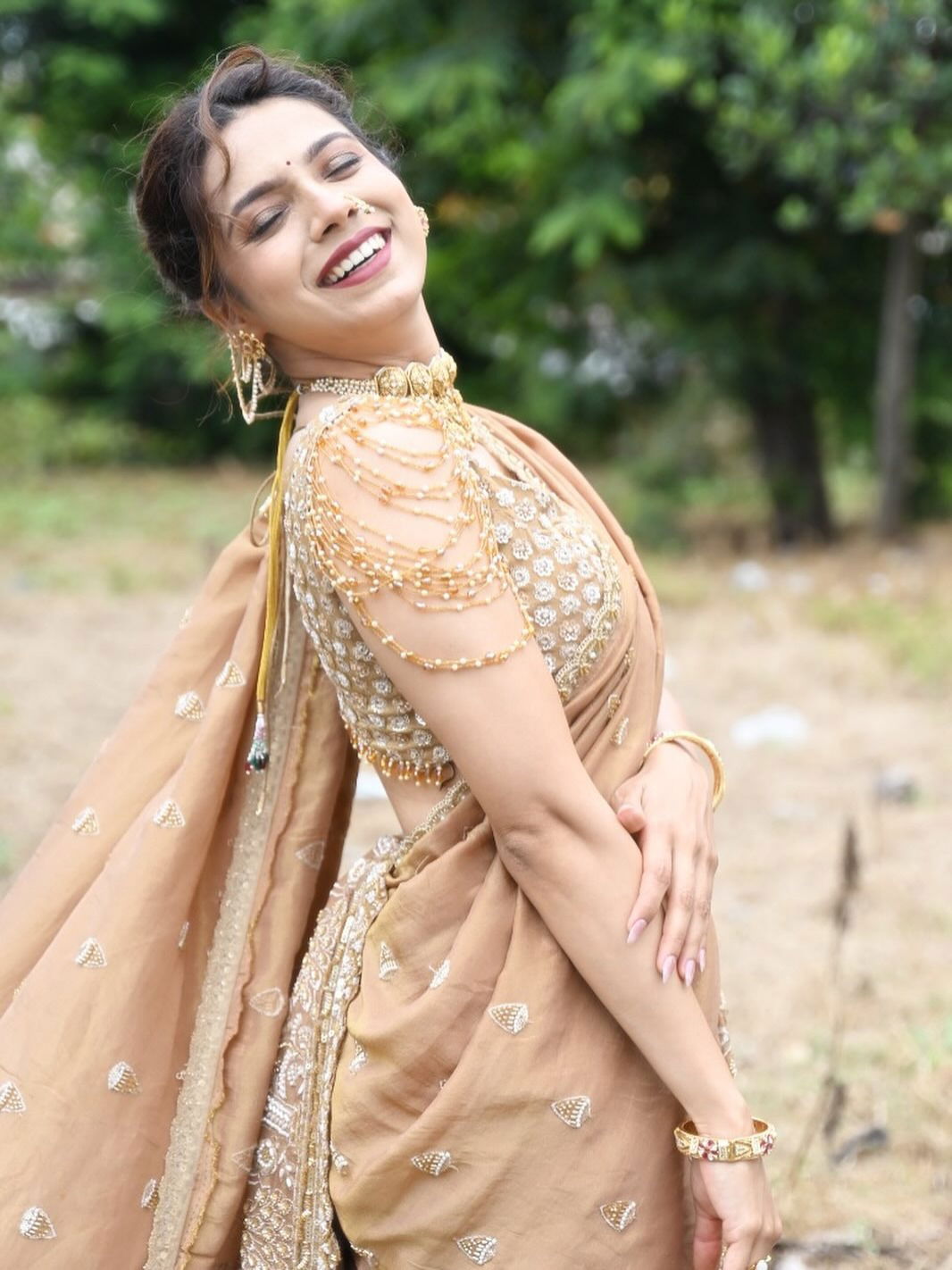 साजणाची स्वारी थांबली गं दारी! - Marathi News | साजणाची स्वारी थांबली गं दारी! | Latest Photos at Lokmat.com